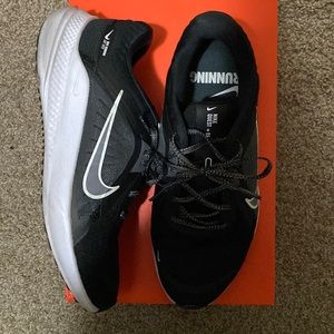 women’s nike quest 5 (women’s 7.5)
